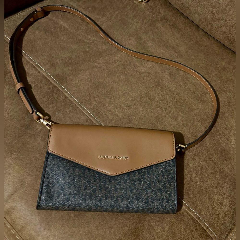 Michael Kors 3 in 1 Large Jet Set Tote. - Picture 8 of 10